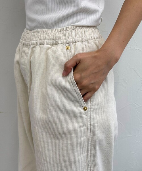 fredy emue（フレディエミュ）の「コーデュロイ イージーカーブパンツ（その他パンツ・レディース・オフホワイト/チャコールグレー・36/38）」の4枚目の写真