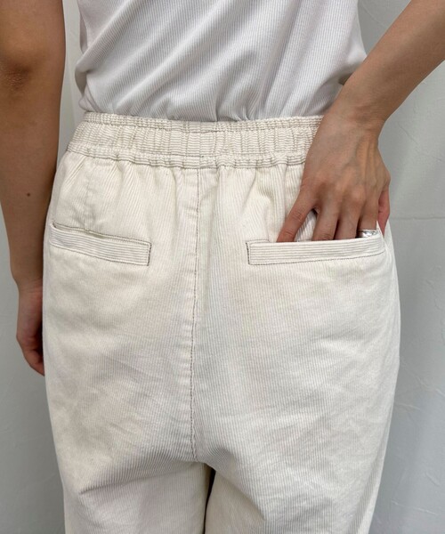 fredy emue（フレディエミュ）の「コーデュロイ イージーカーブパンツ（その他パンツ・レディース・オフホワイト/チャコールグレー・36/38）」の5枚目の写真