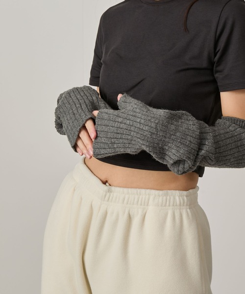 NERGY（ナージー）の「ソフトニットアームウォーマー（手袋・レディース・グレー/オフホワイト・FREE）」の2枚目の写真