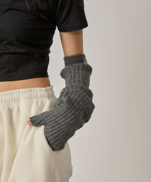 NERGY（ナージー）の「ソフトニットアームウォーマー（手袋・レディース・グレー/オフホワイト・FREE）」の4枚目の写真
