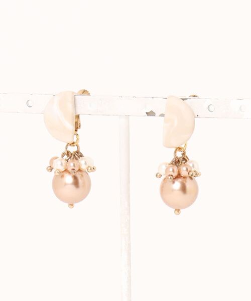 tone(トーン)の「【atelier*mio】ポリマークレイ × 貝パールジュエル costume jewelry イヤリング(イヤリング・レディース・ホワイト/ブラック/ベージュ・FREE)」の3枚目の写真