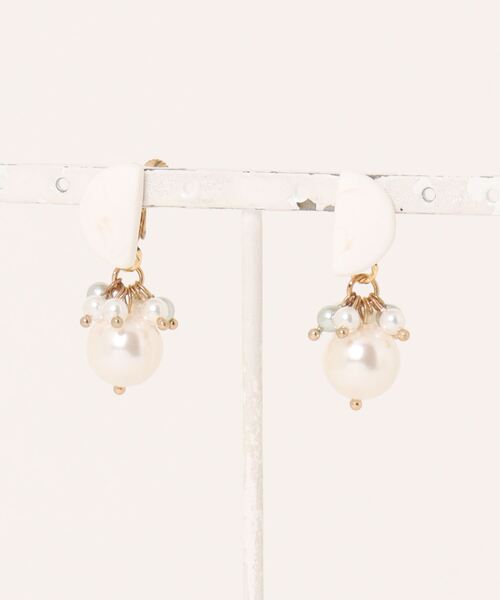 tone(トーン)の「【atelier*mio】ポリマークレイ × 貝パールジュエル costume jewelry イヤリング(イヤリング・レディース・ホワイト/ブラック/ベージュ・FREE)」の1枚目の写真