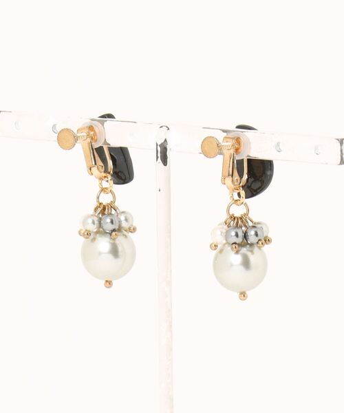 tone(トーン)の「【atelier*mio】ポリマークレイ × 貝パールジュエル costume jewelry イヤリング(イヤリング・レディース・ホワイト/ブラック/ベージュ・FREE)」の4枚目の写真