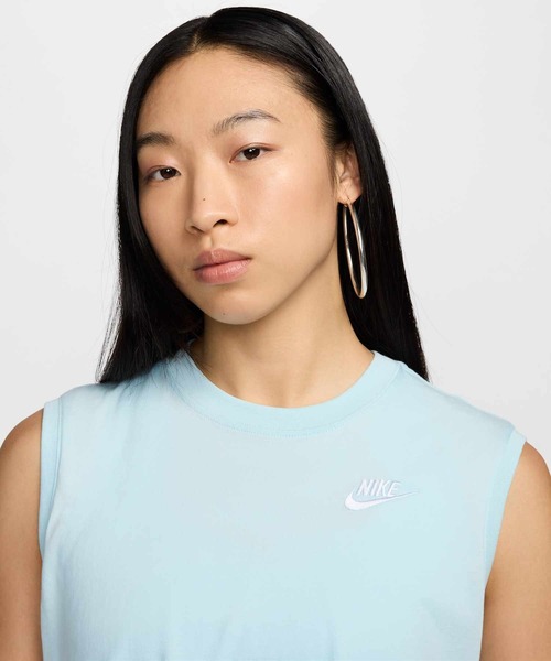 NIKE(ナイキ)の「ナイキ スポーツウェア クラブ ウィメンズ スリーブレス クロップド トップ / Nike Sportswear Club Women's Sleeveless Cropped Top FV5506-474 Glacier Blue(タンクトップ・レディース・ブルー系その他・S/M/L/XL/XS)」の4枚目の写真