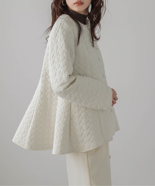 AMELY（エミリー）の「ペプラムキルティングコート（ノーカラーコート・レディース・ブラック/アイボリー・フリー）」の9枚目の写真