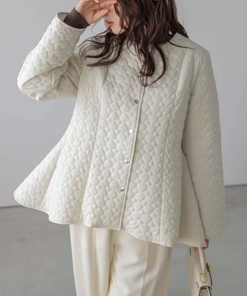 AMELY（エミリー）の「ペプラムキルティングコート（ノーカラーコート・レディース・ブラック/アイボリー・フリー）」の7枚目の写真