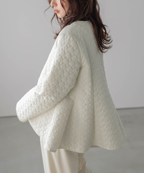 AMELY（エミリー）の「ペプラムキルティングコート（ノーカラーコート・レディース・ブラック/アイボリー・フリー）」の6枚目の写真