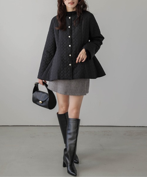 AMELY（エミリー）の「ペプラムキルティングコート（ノーカラーコート・レディース・ブラック/アイボリー・フリー）」の5枚目の写真