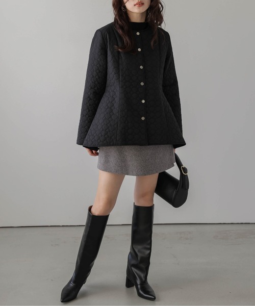 AMELY（エミリー）の「ペプラムキルティングコート（ノーカラーコート・レディース・ブラック/アイボリー・フリー）」の4枚目の写真