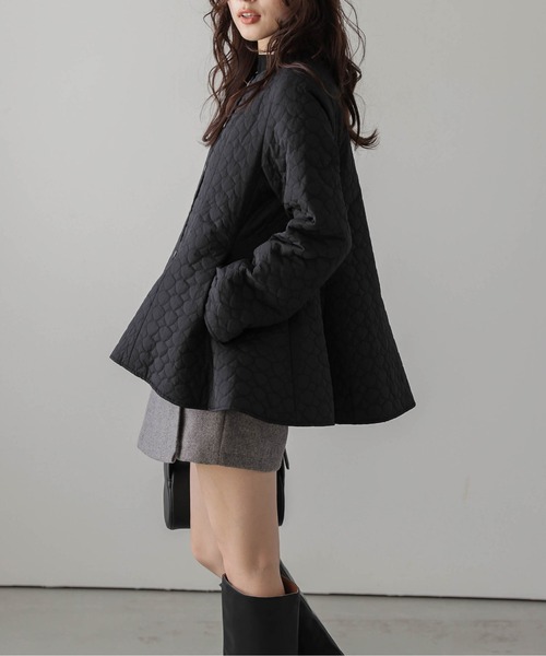 AMELY（エミリー）の「ペプラムキルティングコート（ノーカラーコート・レディース・ブラック/アイボリー・フリー）」の3枚目の写真