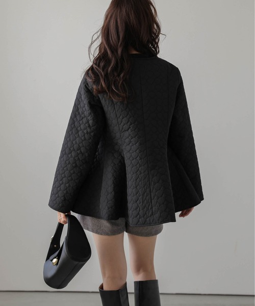 AMELY（エミリー）の「ペプラムキルティングコート（ノーカラーコート・レディース・ブラック/アイボリー・フリー）」の21枚目の写真