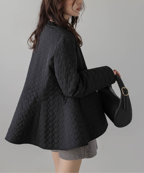 AMELY（エミリー）の「ペプラムキルティングコート（ノーカラーコート・レディース・ブラック/アイボリー・フリー）」の20枚目の写真