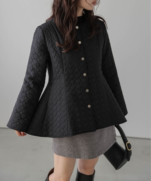 AMELY（エミリー）の「ペプラムキルティングコート（ノーカラーコート・レディース・ブラック/アイボリー・フリー）」の19枚目の写真