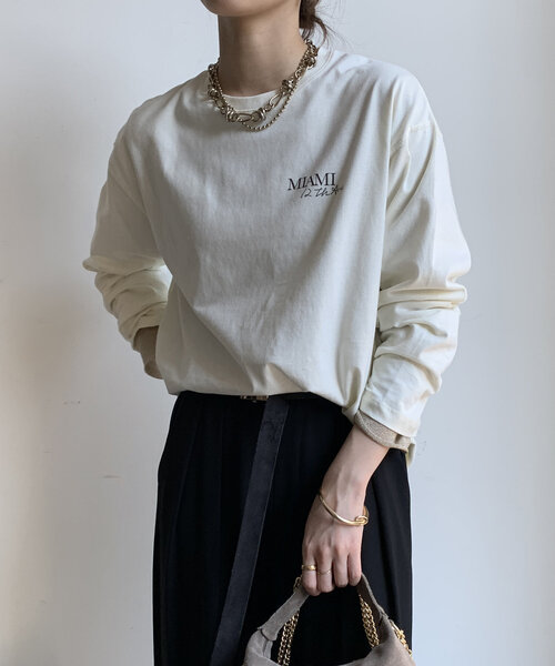 DouDou(ドゥドゥ)の「【WEB限定】バックロゴTEE(Tシャツ/カットソー・レディース・グレイッシュベージュ/グリーン/オフホワイト・FREE)」の2枚目の写真