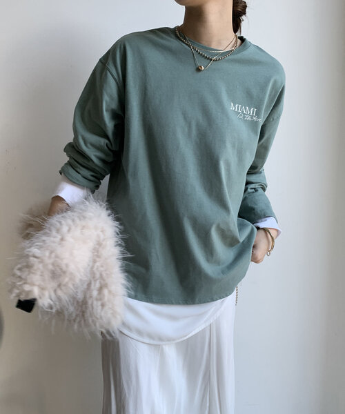 DouDou(ドゥドゥ)の「【WEB限定】バックロゴTEE(Tシャツ/カットソー・レディース・グレイッシュベージュ/グリーン/オフホワイト・FREE)」の1枚目の写真