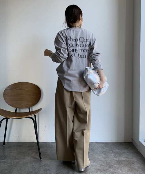 DouDou(ドゥドゥ)の「【WEB限定】バックロゴTEE(Tシャツ/カットソー・レディース・グレイッシュベージュ/グリーン/オフホワイト・FREE)」の17枚目の写真