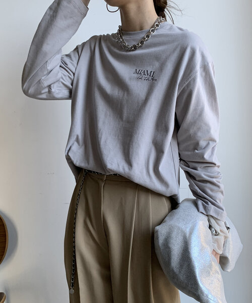 DouDou(ドゥドゥ)の「【WEB限定】バックロゴTEE(Tシャツ/カットソー・レディース・グレイッシュベージュ/グリーン/オフホワイト・FREE)」の21枚目の写真