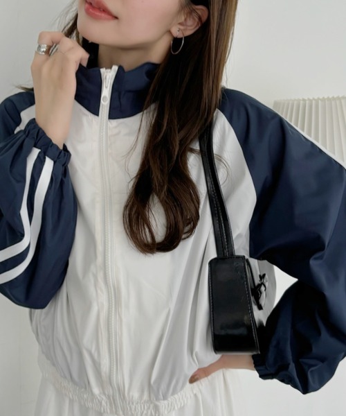 TREOVER(トレオーバー)の「スポーティなラインデザインが◎ ラグランスリーブトラックジャケット(ブルゾン・レディース・レッド/ブラック/ネイビー・FREE)」の12枚目の写真