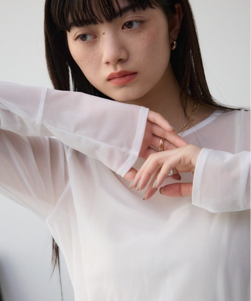 AZUL by moussy(アズールバイマウジー)の「バックスリットシアーロングトップス(Tシャツ/カットソー・レディース・ピンク/ライトグレー/アイボリー/ブラック・FREE)」の2枚目の写真