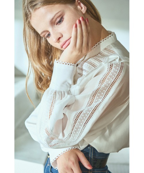 Estella.K(エステラケー)の「Alila Blouse スタンドボーダーレースBL(シャツ/ブラウス・レディース・ベージュ系/ホワイト/ブラック・FREE)」の8枚目の写真