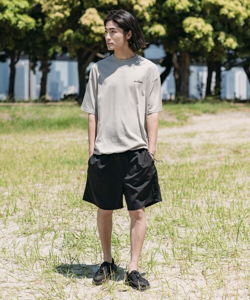 FREAK'S STORE(フリークスストア)の「限定展開 WILD THINGS×FREAK'S STORE/ワイルドシングス 別注 ビッグシルエット サイドポケット ヘムコード Tシャツ(Tシャツ/カットソー・メンズ・チャコールグレー/グレイッシュベージュ/ブラック/ホワイト/アッシュグレー・LARGE/MEDIUM/SMALL)」の6枚目の写真