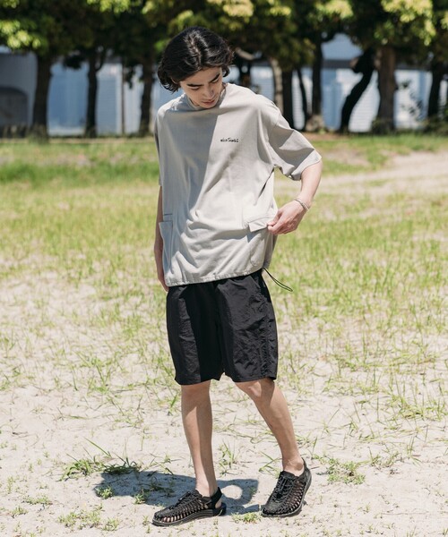 FREAK'S STORE(フリークスストア)の「限定展開 WILD THINGS×FREAK'S STORE/ワイルドシングス 別注 ビッグシルエット サイドポケット ヘムコード Tシャツ(Tシャツ/カットソー・メンズ・チャコールグレー/グレイッシュベージュ/ブラック/ホワイト/アッシュグレー・LARGE/MEDIUM/SMALL)」の7枚目の写真