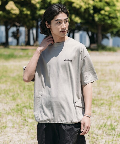 FREAK'S STORE(フリークスストア)の「限定展開 WILD THINGS×FREAK'S STORE/ワイルドシングス 別注 ビッグシルエット サイドポケット ヘムコード Tシャツ(Tシャツ/カットソー・メンズ・チャコールグレー/グレイッシュベージュ/ブラック/ホワイト/アッシュグレー・LARGE/MEDIUM/SMALL)」の8枚目の写真