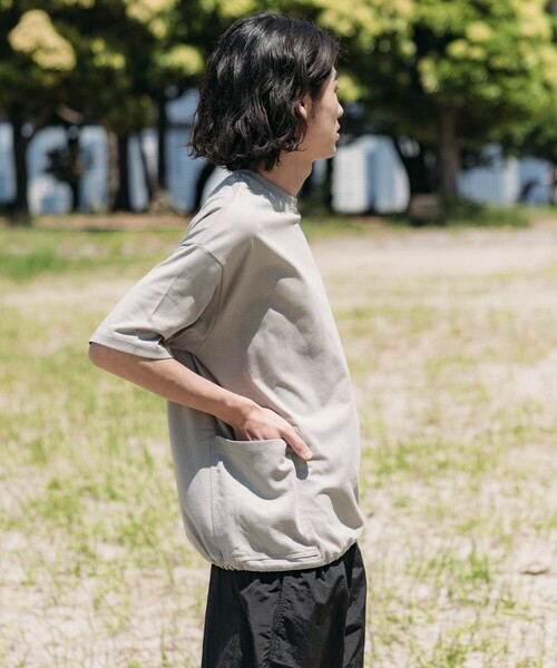 FREAK'S STORE(フリークスストア)の「限定展開 WILD THINGS×FREAK'S STORE/ワイルドシングス 別注 ビッグシルエット サイドポケット ヘムコード Tシャツ(Tシャツ/カットソー・メンズ・チャコールグレー/グレイッシュベージュ/ブラック/ホワイト/アッシュグレー・LARGE/MEDIUM/SMALL)」の10枚目の写真