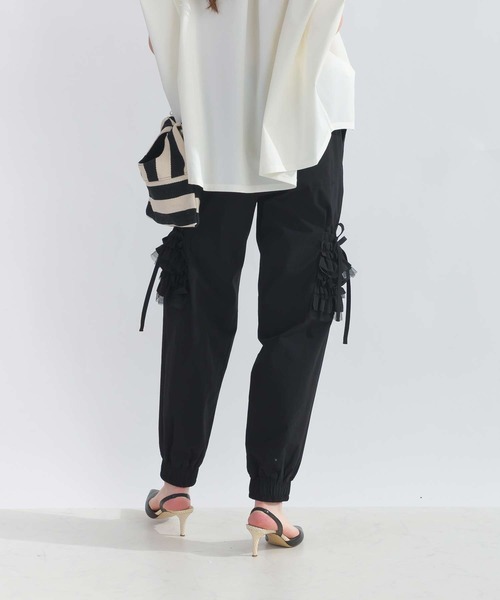 PICCIN(ピッチン)の「ポケットフリルカーゴパンツ(カーゴパンツ・レディース・ブラック/ベージュ・M)」の5枚目の写真