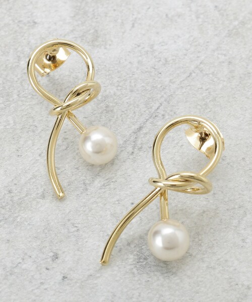 OPAQUE.CLIP（オペークドットクリップ）の「ねじりメタル×フェイクパールピアス（ピアス（両耳用）・レディース・シルバー/ゴールド・00）」の2枚目の写真