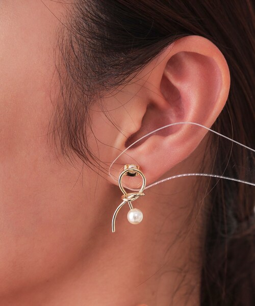 OPAQUE.CLIP（オペークドットクリップ）の「ねじりメタル×フェイクパールピアス（ピアス（両耳用）・レディース・シルバー/ゴールド・00）」の6枚目の写真