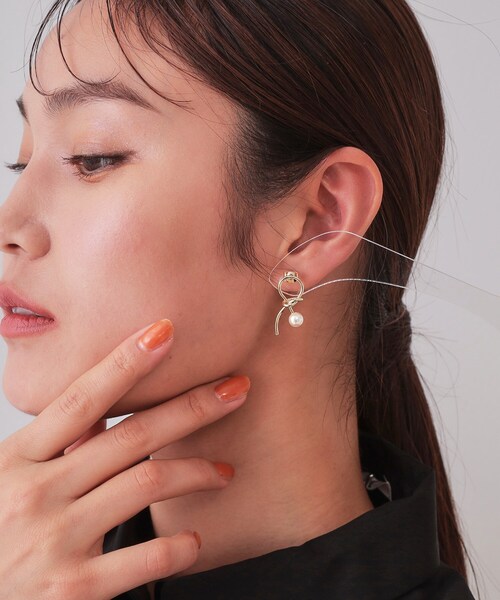 OPAQUE.CLIP（オペークドットクリップ）の「ねじりメタル×フェイクパールピアス（ピアス（両耳用）・レディース・シルバー/ゴールド・00）」の7枚目の写真