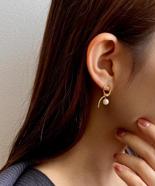 OPAQUE.CLIP（オペークドットクリップ）の「ねじりメタル×フェイクパールピアス（ピアス（両耳用）・レディース・シルバー/ゴールド・00）」の8枚目の写真