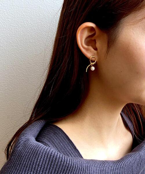 OPAQUE.CLIP（オペークドットクリップ）の「ねじりメタル×フェイクパールピアス（ピアス（両耳用）・レディース・シルバー/ゴールド・00）」の9枚目の写真