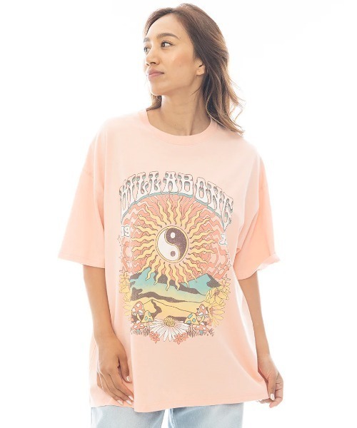 BILLABONG（ビラボン）の「BILLABONG レディース GRAPHIC PRINT LOOSE TEE Tシャツ 【2025年春夏モデル】/ビラボンフロントグラフィッククルーネック半袖Tシャツ（Tシャツ/カットソー・レディース・オレンジ系その他/ホワイト/オフホワイト/ライトパープル・MEDIUM）」の4枚目の写真