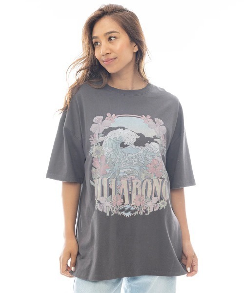 BILLABONG（ビラボン）の「BILLABONG レディース GRAPHIC PRINT LOOSE TEE Tシャツ 【2025年春夏モデル】/ビラボンフロントグラフィッククルーネック半袖Tシャツ（Tシャツ/カットソー・レディース・オレンジ系その他/ホワイト/オフホワイト/ライトパープル・MEDIUM）」の2枚目の写真