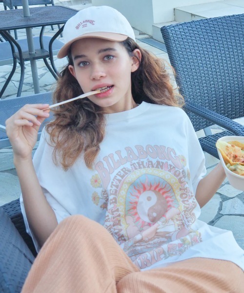 BILLABONG（ビラボン）の「BILLABONG レディース GRAPHIC PRINT LOOSE TEE Tシャツ 【2025年春夏モデル】/ビラボンフロントグラフィッククルーネック半袖Tシャツ（Tシャツ/カットソー・レディース・オレンジ系その他/ホワイト/オフホワイト/ライトパープル・MEDIUM）」の10枚目の写真