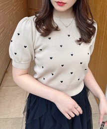 クルーネックハート刺繍ニット