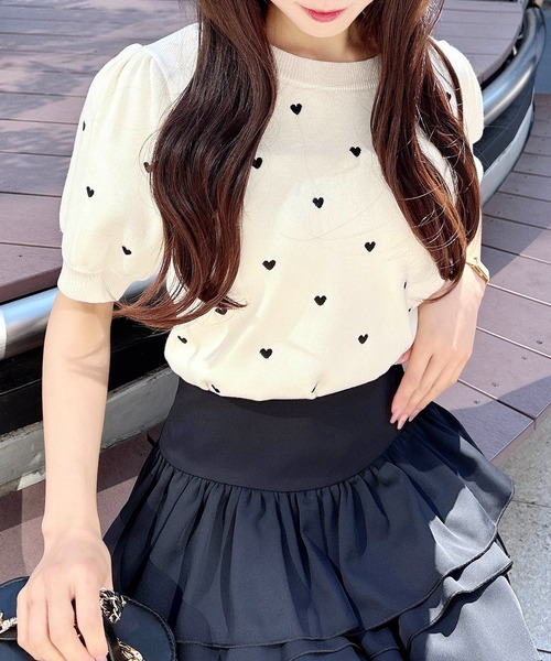 INGNI(イング)の「クルーネックハート刺繍ニット(ニット/セーター・レディース・ホワイト×ブラック/ブラック×ホワイト/ベージュ系2/ピンク系2・M)」の5枚目の写真