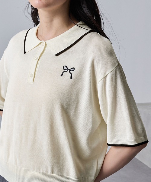 nui nullu（ヌイヌル）の「【nui nullu】リボン刺繍バイカラークロップドニットポロシャツ（ポロシャツ・レディース・ネイビー/ブラック/オフホワイト/ブルー・FREE）」の2枚目の写真
