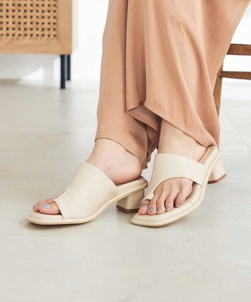 a.v.v（アーヴェヴェ）の「トングサンダル（サンダル・レディース・アイボリー/ブラック・24.5/23.5/22.5）」の2枚目の写真