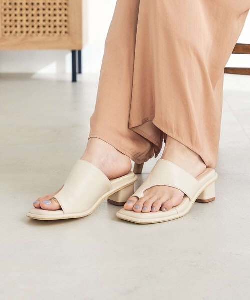 a.v.v（アーヴェヴェ）の「トングサンダル（サンダル・レディース・アイボリー/ブラック・24.5/23.5/22.5）」の11枚目の写真