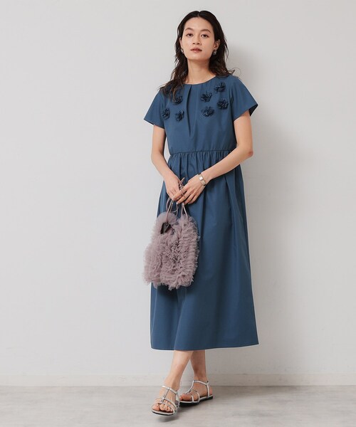 Sunauna（スーナウーナ）の「【接触冷感／フラワーモチーフ】フレンチスリーブワンピース（ワンピース・レディース・ブルー/ネイビー/ライトパープル・36/38/40）」の2枚目の写真