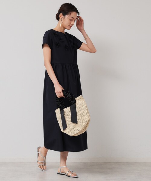 Sunauna（スーナウーナ）の「【接触冷感／フラワーモチーフ】フレンチスリーブワンピース（ワンピース・レディース・ブルー/ネイビー/ライトパープル・36/38/40）」の4枚目の写真