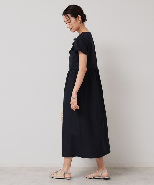 Sunauna（スーナウーナ）の「【接触冷感／フラワーモチーフ】フレンチスリーブワンピース（ワンピース・レディース・ブルー/ネイビー/ライトパープル・36/38/40）」の5枚目の写真