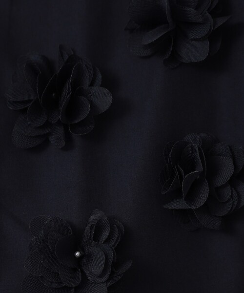 Sunauna（スーナウーナ）の「【接触冷感／フラワーモチーフ】フレンチスリーブワンピース（ワンピース・レディース・ブルー/ネイビー/ライトパープル・36/38/40）」の7枚目の写真