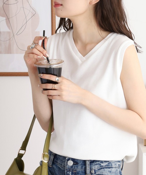 atONE(アットワン)の「Vネックノースリーブトップス(Tシャツ/カットソー・レディース・グレイッシュベージュ/ブラック/オフホワイト・L/LL/4L/3L/M)」の2枚目の写真
