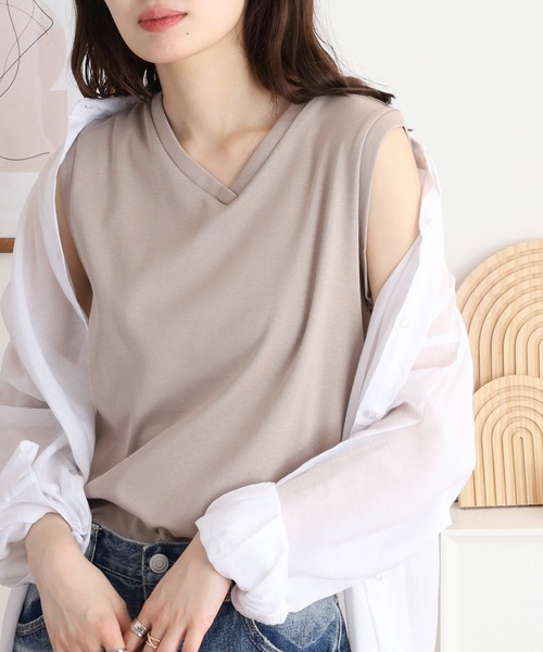 atONE(アットワン)の「Vネックノースリーブトップス(Tシャツ/カットソー・レディース・グレイッシュベージュ/ブラック/オフホワイト・L/LL/4L/3L/M)」の1枚目の写真