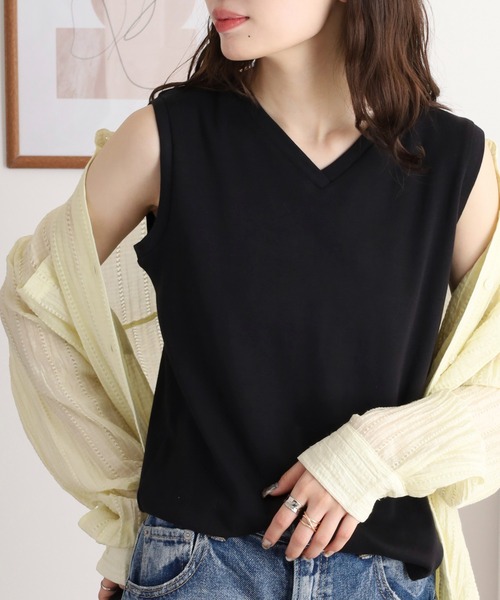 atONE(アットワン)の「Vネックノースリーブトップス(Tシャツ/カットソー・レディース・グレイッシュベージュ/ブラック/オフホワイト・L/LL/4L/3L/M)」の3枚目の写真