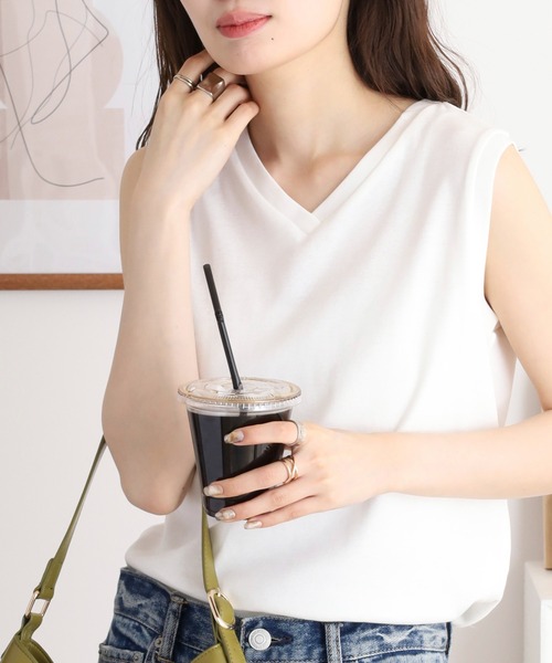 atONE(アットワン)の「Vネックノースリーブトップス(Tシャツ/カットソー・レディース・グレイッシュベージュ/ブラック/オフホワイト・L/LL/4L/3L/M)」の4枚目の写真